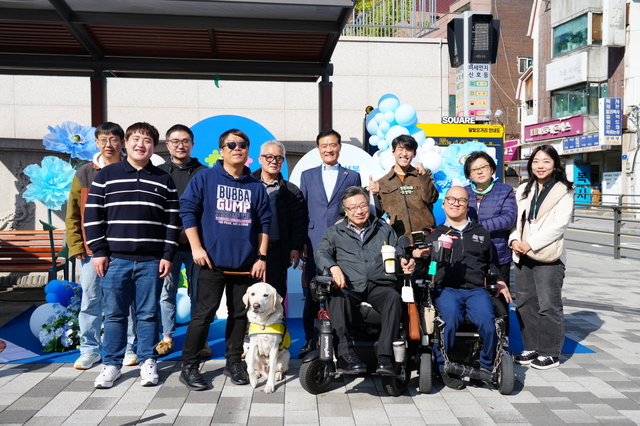 이승로 성북구청장(뒷줄 오르쪽 네 번째)이 5일 장애인식개선 거리캠페인에 참석해 기념촬영을 하고 있다. 성북구청 제공