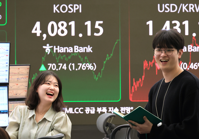 29일 서울 중구 하나은행 본점에서 직원들이 증시와 환율을 모니터하고 있다. 연합뉴스