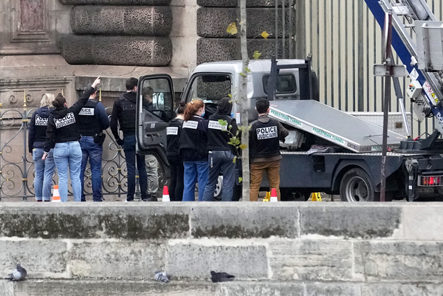 프랑스 경찰이 지난 10월 19일 강도사건이 발생한 프랑스 파리의 루브르 박물관 주변에서 수사에 나서고 있다. AP 연합뉴스