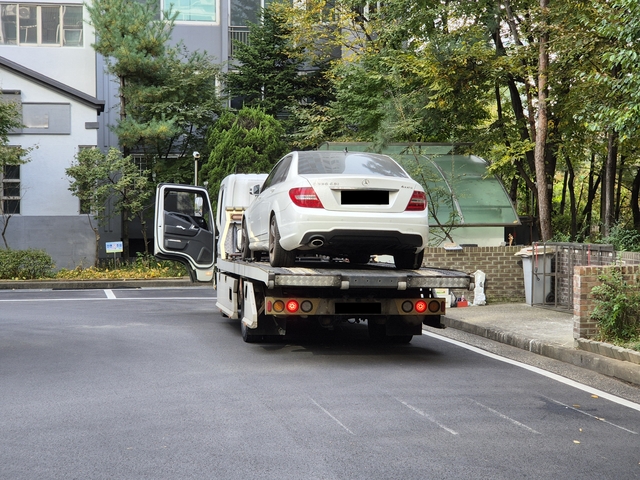 경기 용인시 수지구의 한 주택가에서 체납 차량이 압류되고 있다. 용인시청 제공