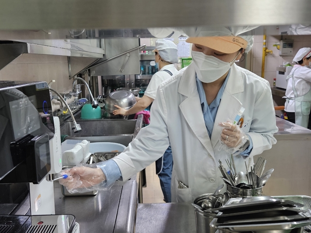 서울 강서구에서 급식소 위생 점검이 실시되고 있다. 강서구청 제공