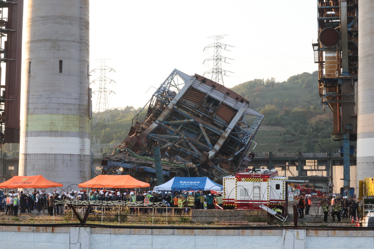 [속보]소방당국 “울산화력발전소 매몰 추가 발견 3명은 사망 추정”