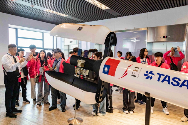 지난해 떠난 서울 영등포구의 ‘글로벌 미래인재 과학캠프’ 현장 탐방 모습.