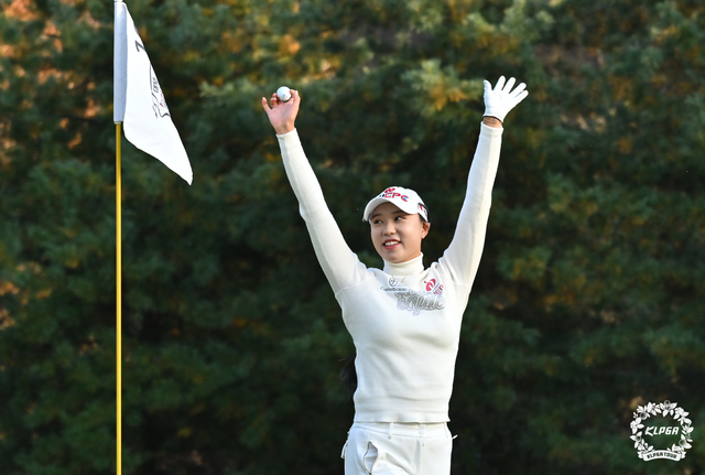 문정민이 7일 경기 파주시 서원밸리컨트리클럽 서원힐스에서 열린 2025 KLPGA투어 최종전 대보 하우스디 챔피언십 1라운드 16번 홀에서 홀인원을 기록한 후 환호하고 있다. KLPGA투어 제공