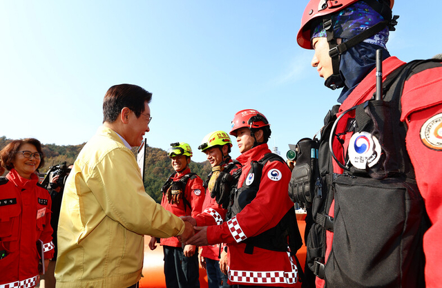 이재명 대통령이 6일 강원도 원주 산림항공본부에서 산불진화 관ㆍ군 합동훈련 참관에 앞서 대원들을 격려하고 있다.연합뉴스