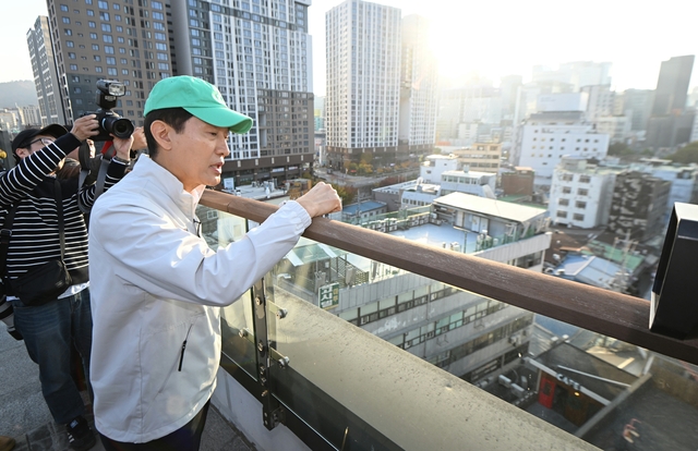 오세훈 서울시장이 7일 종로구 세운상가 옥상정원에서 브리핑을 하고 세운4구역 현장을 바라보고 있다. 서울시청 제공