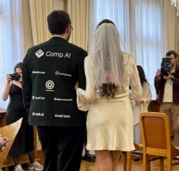 “등에 넣는 로고는 270만원입니다”…결혼식 비용 마련 위해 ‘턱시도 광고’ 받은 신랑