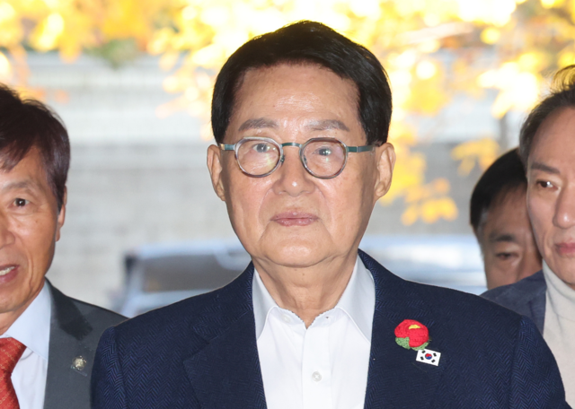 2020년 9월 서해에서 발생한 공무원 피격 사건을 은폐하려 한 혐의로 재판에 넘겨진 박지원 전 국가정보원장이 5일 서울중앙지법에서 열린 결심 공판에 출석하고 있다. 연합뉴스