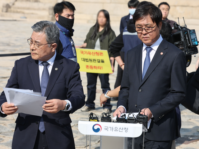 최휘영(오른쪽) 문화체육관광부 장관과 허민 국가유산청장이 7일 서울 종묘에서 종묘 앞 개발 규제 완화 관련 입장 발표 기자회견을 준비하던 중 세운 4구역 주민 등에게 항의를 받고 있다. 연합뉴스