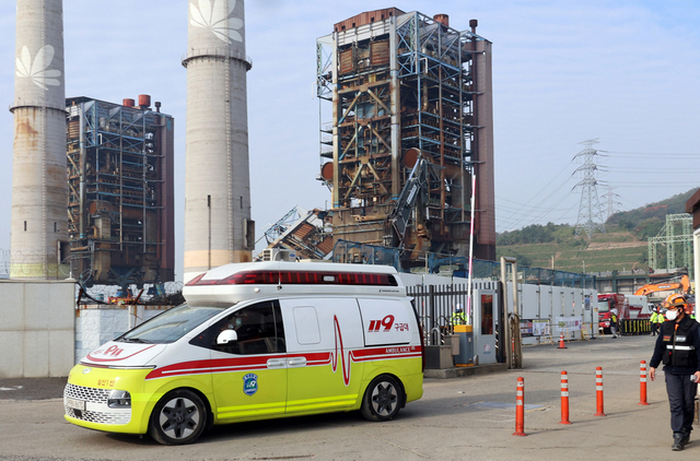 울산화력발전소 보일러 타워 붕괴 사고 현장에서 7일 오전 구급차가 심정지 상태로 구조된 매몰자를 이송하고 있다. 연합뉴스