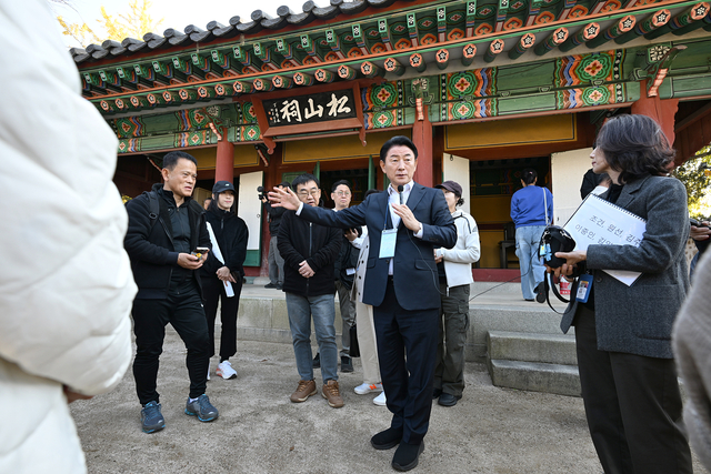 김동근 의정부시장이 시민들과 송산사지를 둘러보며 의정부의 역사와 문화적 가치를 소개하고 있다. 의정부시 제공