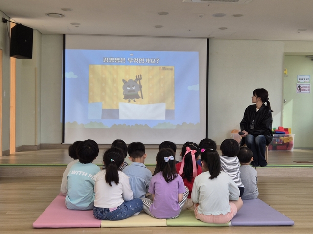서울 구로구에서 어린이들이 감염병 예방법을 배우는 모습. 구로구청 제공