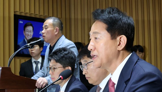 오세훈 서울시장이 지난달 23일 서울시청에서 열린 국회 행정안전위원회의 서울특별시에 대한 국정감사에서 의원 질의에 답변하는 옆으로 명태균 증인이 증언대에 서있다. 뉴시스