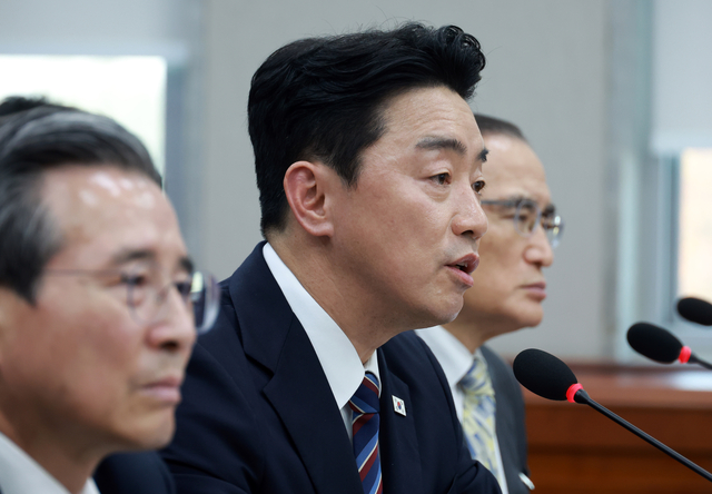 강훈식 대통령 비서실장이 6일 서울 여의도 국회에서 열린 운영위원회의 대통령비서실 등 국정감사에서 의원 질의에 답하고 있다. 뉴시스