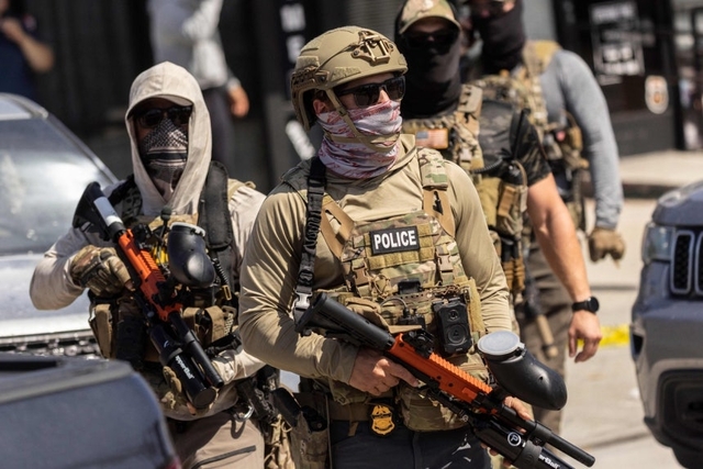 6월 20일, 미 세관국경보호국(CBP) 요원들이 한 상점을 급습하려다 지역 주민들의 저항을 받자 차량 근처에 모여 재정비하고 있다.