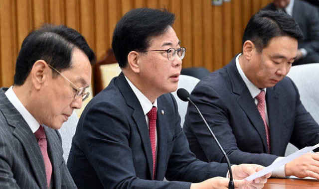 송언석(왼쪽 두 번째) 국민의힘 원내대표가 7일 오전 국회에서 열린 원내대책회의에서 발언하고 있다. 곽성호기자