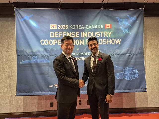 캐나다를 방문한 석종건(왼쪽) 방위사업청장과 매닌더 시두 캐나다 국제무역부 장관이 7일(현지시간) 양국의 방산협력 확대 방안 논의를 마친 뒤 악수를 하고 있다. 방위사업청 제공
