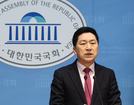 김기현 ‘로저비비에 클러치백’에 “아내가 김건희에 선물…청탁 없었다”