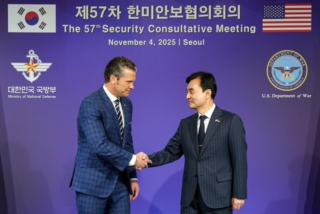 안규백(오른쪽) 국방부 장관과 피트 헤그세스 미국 국방부 장관이 지난 4일 서울 용산구 국방부에서 열린 제57차 한미안보협의회의(SCM)에 앞서 악수하고 있다. 뉴시스