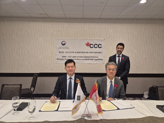 캐나다를 방문한 석종건 방위사업청장과 로버트 권 캐나다 상업공사 대표가 7일(현지시간) ‘국방우주 및 해양 역량 분야에 대한 전략적 협력의향서(LOI)’에 서명하고 있다. 방위사업청 제공
