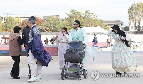 지난 2일 서울 경복궁에서 외국인 관광객들이 걸어가고 있다. 연합뉴스