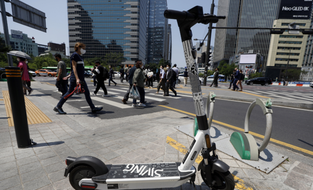서울의 한 도심 거리에 놓여져 사용자를 기다리는 전동킥보드 모습. 사진은 기사와 무관. 뉴시스