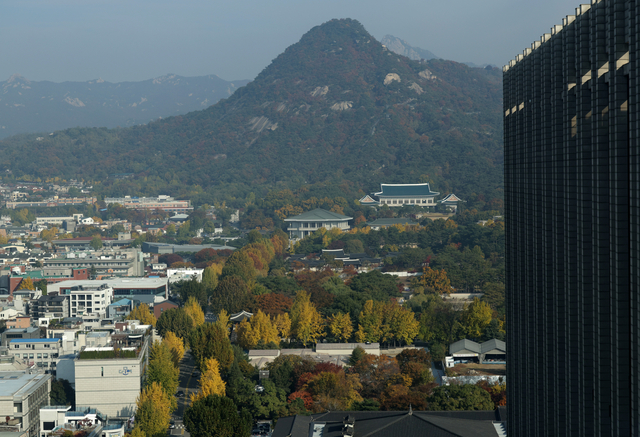 7일 용산 대통령실의 청와대 이전이 임박한 것으로 보도되고 있는 가운데 서울 외교부 청사에서 바라본 청와대 일대 단풍이 가을 정취를 풍기고 있다.  뉴시스
