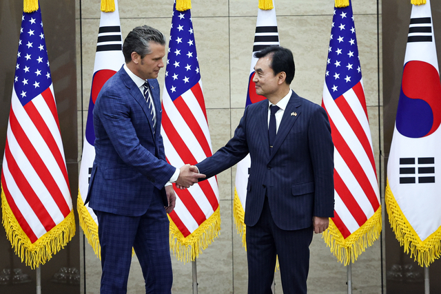 안규백 국방부 장관과 피트 헤그세스 미국 국방부 장관이 지난 4일 서울 용산 국방부 청사에서 열린 제57차 한미안보협의회의(SCM) 확대회의에서 악수하고 있다. 사진공동취재단