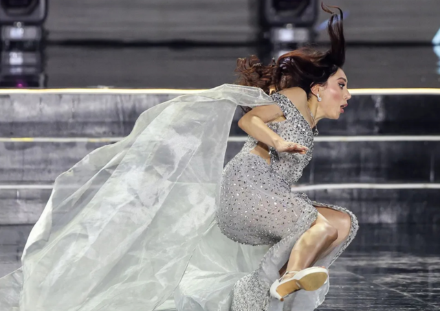 필리핀 마닐라에서 열린 미스 어스 경연대회에서 우크라이나대표 마리아 젤리아스코바가 워킹 중 넘어지고 있다. 피플 캡처