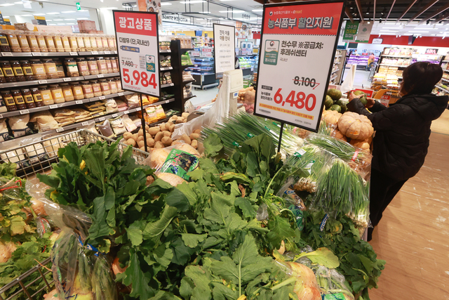 서울 이마트 용산점에서 시민이 김장재료를 고르고 있다.