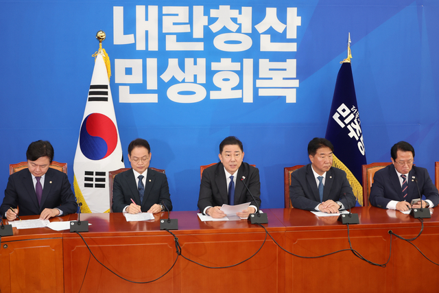 김병기 더불어민주당 원내대표가 9일 서울 여의도 국회에서 국정감사 종합평가와 11월 국회 운영과 관련해 기자간담회를 하고 있다. 연합뉴스