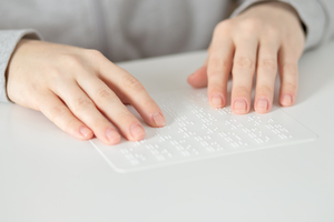 의약품 넘어 생필품까지…  속도내는 ‘점자표기 의무화’[안전한 食·醫·藥, 국민건강 일군다]