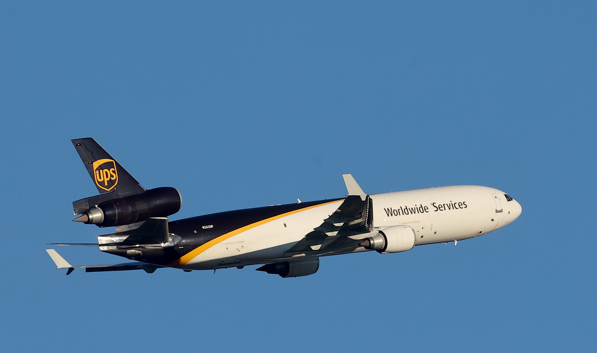 미 항공당국, ‘추락 폭발’ 화물기 MD-11 기종 운항금지