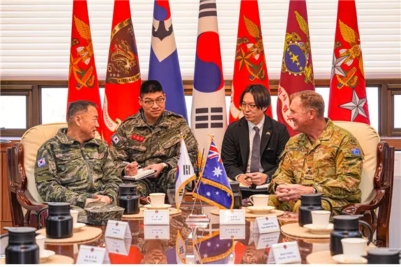 주일석(왼쪽) 해병대사령관이 지난 2월 해병대사령부를 찾은 딘 톰슨 호주 육군 작전부장과 군사교류·협력 및 상륙전 발전에 대해 의견을 나누고 있다. 해병대 제공