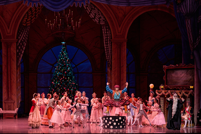 유니버설발레단의 2024년도 ‘호두까기 인형’의 한 장면. 유니버설발레단 제공