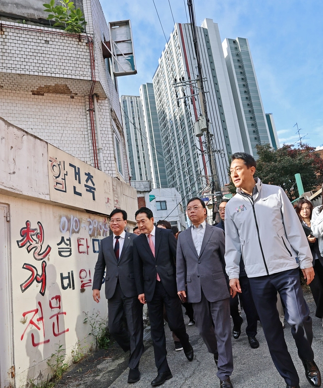 오세훈(오른쪽) 서울시장이 지난달 24일 서울 노원구 상계5 재정비촉진구역을 방문해 현장점검을 마치고 간담회장으로 향하고 있다. 연합뉴스