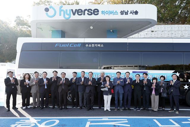 지난 7일 경기 성남 사송 액화 수소 자동차 충전소에서 임종철(오른쪽 다섯번째) 성남시 부시장 등 내빈들이 개관을 축하하며 박수를 치고 있다. 성남시청 제공