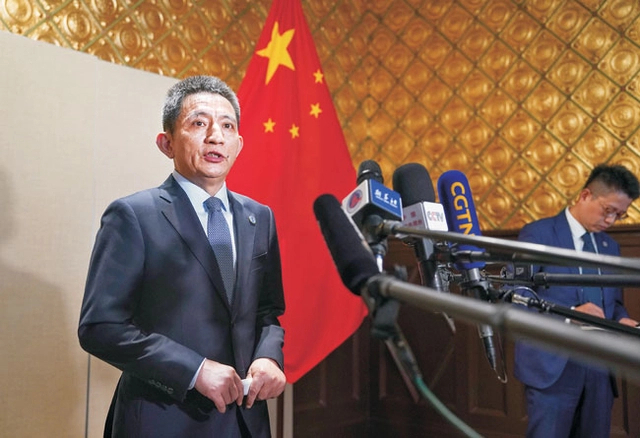 지난 7월 스웨덴 스톡홀름에서 미국과 3차 고위급 무역 협상을 마친 리청강 중국 상무부 국제무역담판대표가 취재진에게 협상 결과를 설명하고 있다. 신화통신 연합뉴스