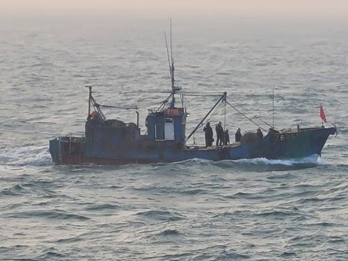 지난 3월 해경에 나포된 불법 조업 중국어선. 연합뉴스