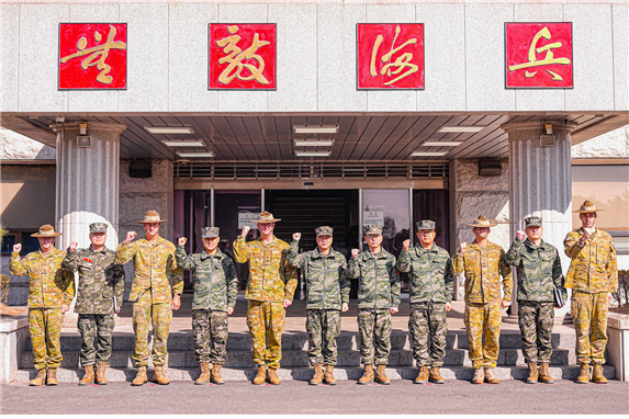 주일석 해병대사령관이 지난 2월 제1회 한국-호주 상륙군 발전회의를 위해 한국을 찾은 호주 육군 작전부장 일행과 기념사진을 촬영하고 있다. 해병대 제공