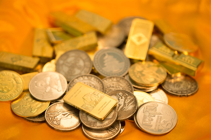 집 정원서 발견된 600년된 금화 ‘횡재’ 경매 넘겼더니