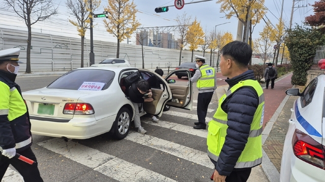 지난 수능일에 수험생이 구로구 비상수송차량을 이용해 시험장에 도착하고 있다. 구로구청 제공