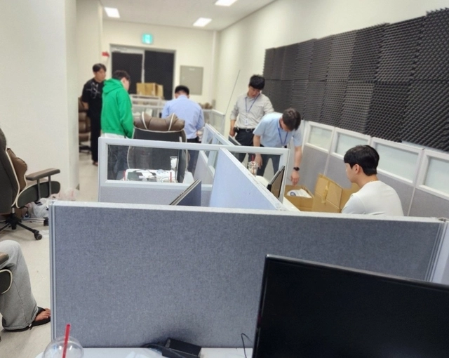 경찰이 불법 콜센터 조직 사무실을 압수수색 하고 있다. 인천경찰청 제공