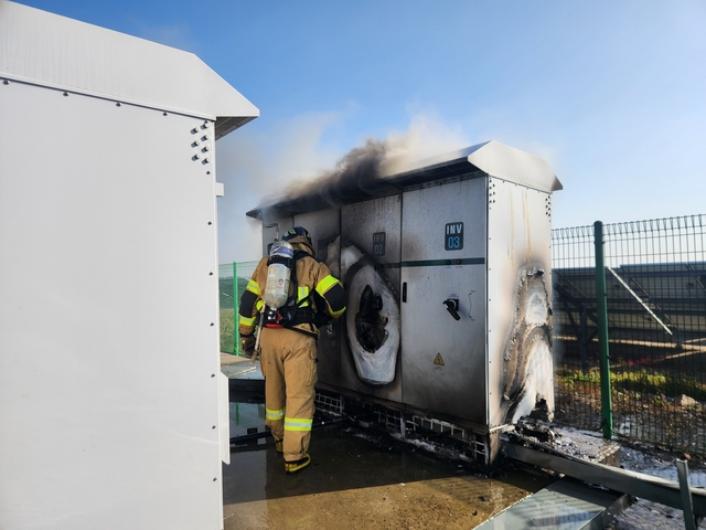지난 9일 오후 전북 군산 오식도동 대규모 수상태양광 시설 인버터 화재