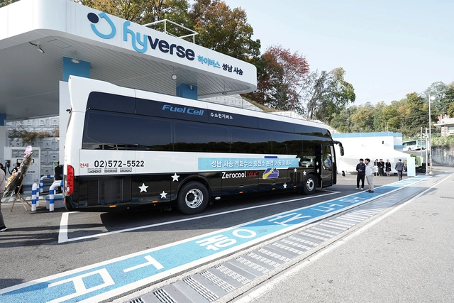 경기 성남시 수정구 사송동 공영차고지에 있는 수소 충전소에서 수소버스가 충전되고 있다. 성남시청 제공
