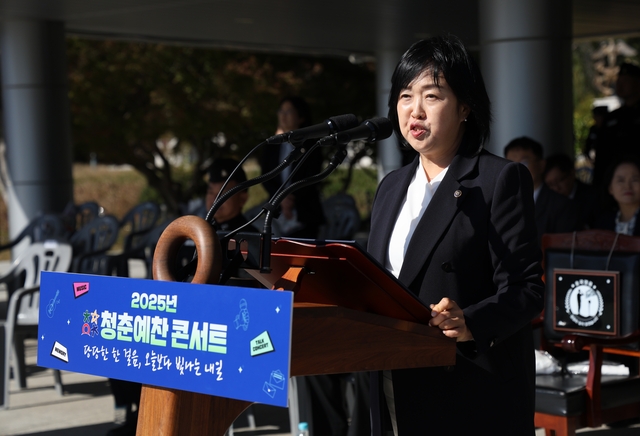 홍소영 병무청장이 10일  경남 창원시 진해구 해군교육사령부에서 입영자와 가족 등 1200여 명이 참석한 가운데 열린 입영문화제 ‘청춘예찬 콘서트’에서 장병들을 격려하고 있다. 병무청 제공