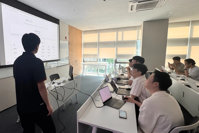 메가존클라우드 임직원들이 과천메가존 산학연센터에서 AI 활용 방법을 익히고 있다.