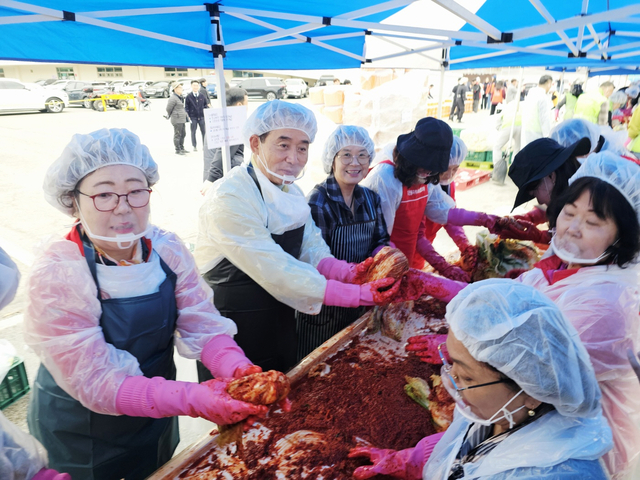 포천시연합김장추진위원회가 포천종합운동장 주차장 일원에서 기관·단체 및 자원봉사자 300여 명이 함께한 가운데 ‘2025년 포천시 사랑나눔 연합김장 행사’를 개최하고 있다. 포천시 제공