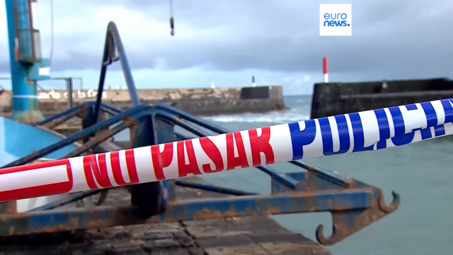 스페인령 카나리아제도에 초대형 파도가 몰려와 최소 3명이 사망한 가운데, 현지 항구에 폴리스라인이 설치돼 있다. 유로뉴스 캡처