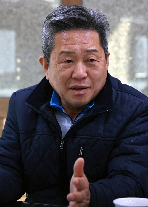 10일 정한성 신진화스너공업 대표가 회사 집무실에서 관세 부과 후 주문이 끊긴 미국 수출에 대한 어려움을 토로하고 있다.  윤성호 기자